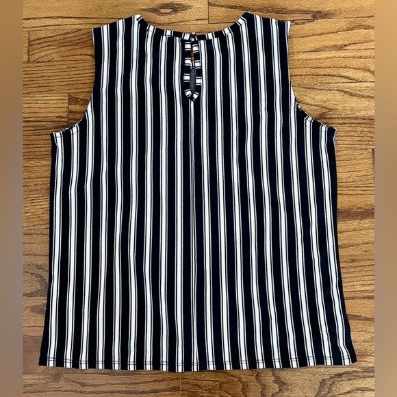Adrianna Papell Black White Vertical Striped Tie Front Tank Blouse Top Sz. Small - Picture 6 of 6